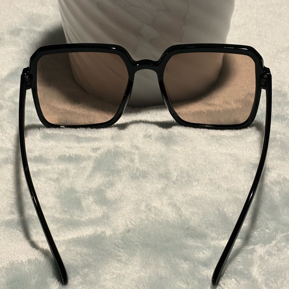 Stylish Black Square Sunglasses - Picture 3 of 4
